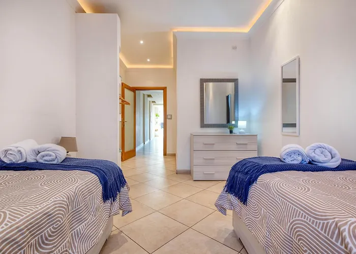 Seafront In Picturesque Spinola Bay شقة