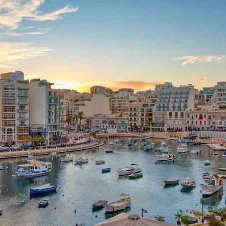 Daire Seafront In Picturesque Spinola Bay