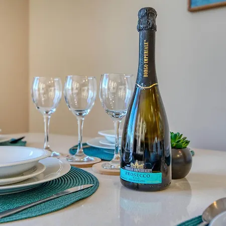 Seafront In Picturesque Spinola Bay Appartement *