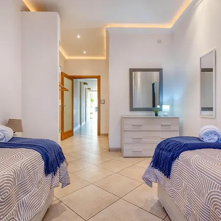 Seafront In Picturesque Spinola Bay Appartement