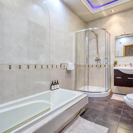 Seafront In Picturesque Spinola Bay San Ġiljan