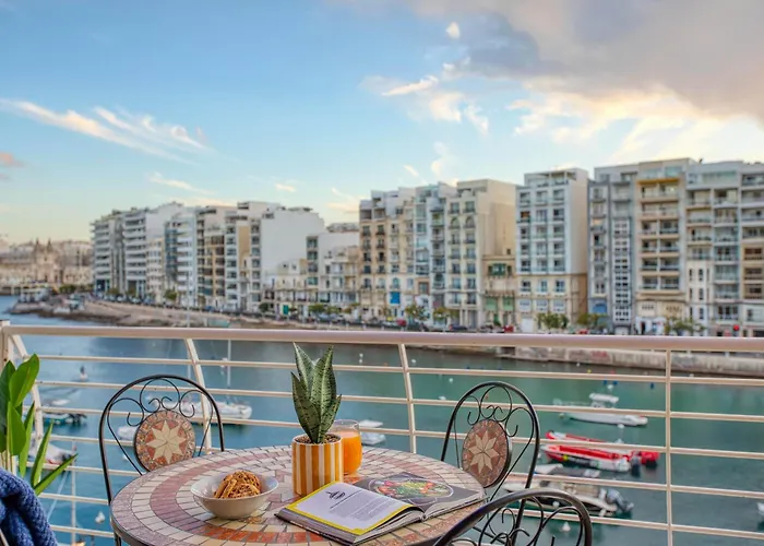 Seafront In Picturesque Spinola Bay Daire