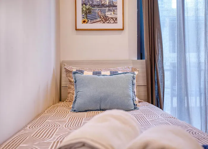 Seafront In Picturesque Spinola Bay Daire Saint Julian's