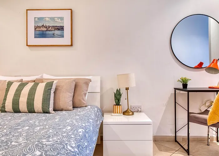 Apartment Seafront In Picturesque Spinola Bay