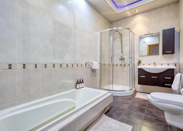 Seafront In Picturesque Spinola Bay San Ġiljan