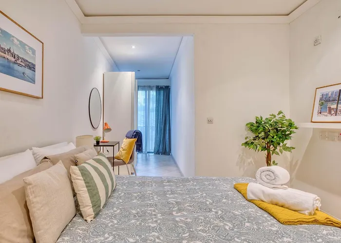 Seafront In Picturesque Spinola Bay Apartment